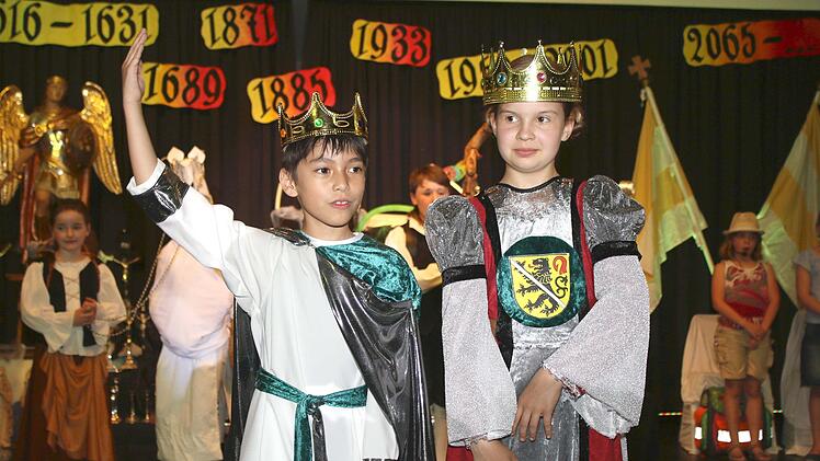 Alexander Schuster als Kaiser Heinrich II. und Hannah Erlwein als Kaiserin Kunigunde sind die Urheber der 1000-Jahr-Feier Zeils. Im Musical holten sie sich allerdings  die Huldigunsgsrufe aus allen Jahrhunderten vom Publikum ab.