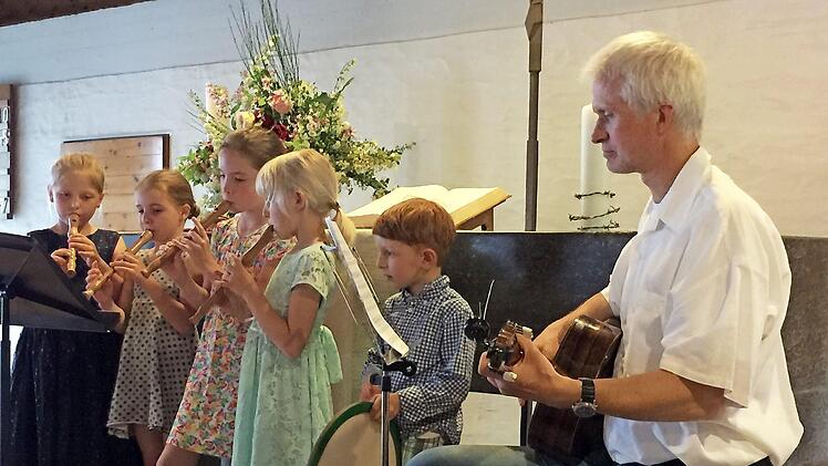 Die Blockflöten und Früherziehungskinder, begleitet von Bernd Heckel mit der Gitarre Foto: privat