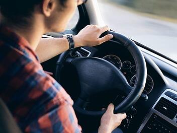 F&uuml;r die meisten Deutschen ist Musik beim Autofahren nicht wegzudenken. Wir kennen die Lieblingslieder der inFranken.de-Nutzer. Symbolbild: pixabay.com/ bobtheskater