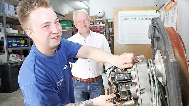 Unter den Augen seins Chefs Udo Gebhardt nimmt Tim Skacel (20) einen &Ouml;lkessel auseinander. Der Anlagenmechaniker f&uuml;r Heizung, Klima und Sanit&auml;r hat soeben seine Pr&uuml;fung mit sehr guten Noten bestanden. Foto: Sonny Adam