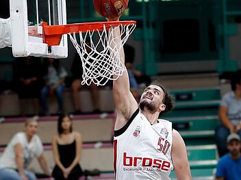 Dunk like an Egyptian: Der Ägypter Assem Marei will mit seiner Energie unter den Brettern dem Bamberger Team zu einer erfolgreichen Saison verhelfen.  Foto: Daniel Löb