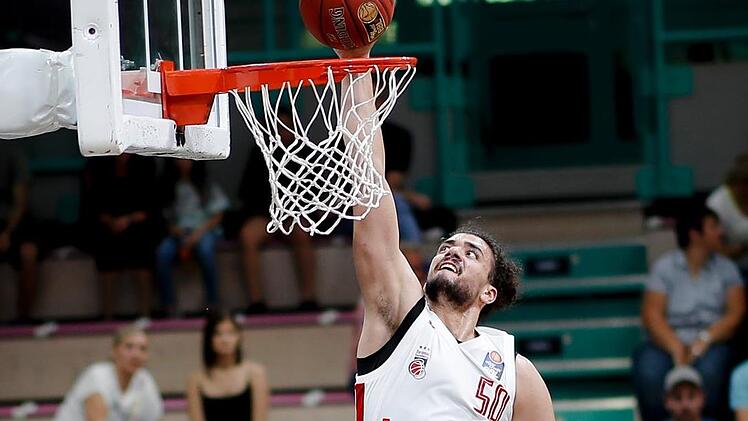 Dunk like an Egyptian: Der Ägypter Assem Marei will mit seiner Energie unter den Brettern dem Bamberger Team zu einer erfolgreichen Saison verhelfen.  Foto: Daniel Löb