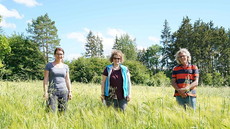 Marion Lang (von links), Kristina Schröter von der Unteren Naturschutzbehörde und Hermann SchwarzAdriane Lochner