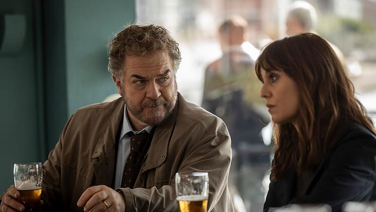 Bei einem Bier in der Stammkneipe lassen sich Probleme und Mordf&auml;lle ganz besonders gut besprechen, das wissen auch die Ermittler Antonio Monte (Andrea Pennacchi) und Petra Delicato (Paola Cortellesi).