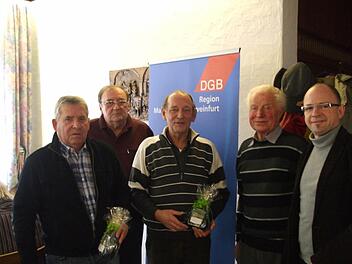 Für langjährige Tätigkeit im Vorstand des DGB-Ortsverbandes wurden geehrt: Heinz Schmitt, Rudi Meindl, Fred Back und Leo Brand. Daneben Regionsvorsitzender Frank Firsching (von links). Fotos: Andreas Lomb
