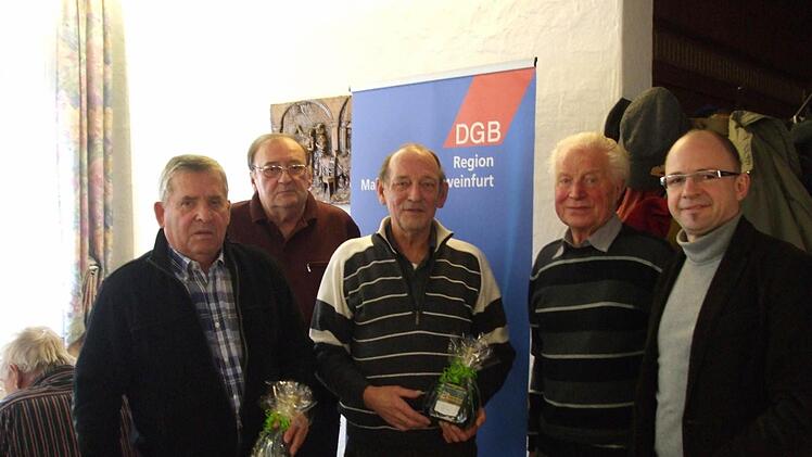 Für langjährige Tätigkeit im Vorstand des DGB-Ortsverbandes wurden geehrt: Heinz Schmitt, Rudi Meindl, Fred Back und Leo Brand. Daneben Regionsvorsitzender Frank Firsching (von links). Fotos: Andreas Lomb