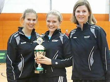 Die Landesliga-Damen des TTC Tiefenlauter wurden oberfränkischer Pokalsieger. - Unser Bild zeigt das erfolgreiche Trio mit (von links) Katja Ringelmann, Katrin Haas und Susanne Forkel. Foto: Hans Franz