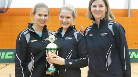 Die Landesliga-Damen des TTC Tiefenlauter wurden oberfränkischer Pokalsieger. - Unser Bild zeigt das erfolgreiche Trio mit (von links) Katja Ringelmann, Katrin Haas und Susanne Forkel. Foto: Hans Franz