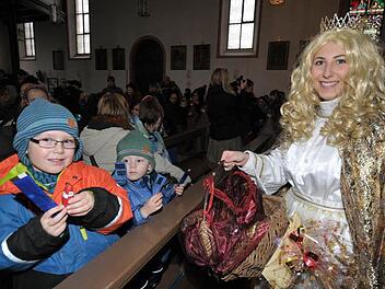 Da kam Freude auf, als das Christkind den Geschenkekorb auspackte.Fotos: Roland Meister