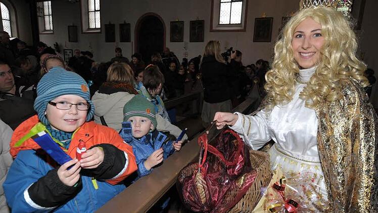 Da kam Freude auf, als das Christkind den Geschenkekorb auspackte.Fotos: Roland Meister