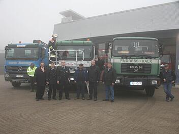 Gleich vor Ort demonstrierte ein Feuerwehrmann den Einsatz der neuen Rettungsplattform an einem Lkw, nachdem Bürgermeister Werner Wolf dem Zweiten Kommandanten Benjamin Schwedler und Kommandant Thomas Müller zusammen mit den Vertretern der drei Sponsor-Firmen (v.l.) das neue Rettungsgerät übergeben hatte. Foto: fra-press
