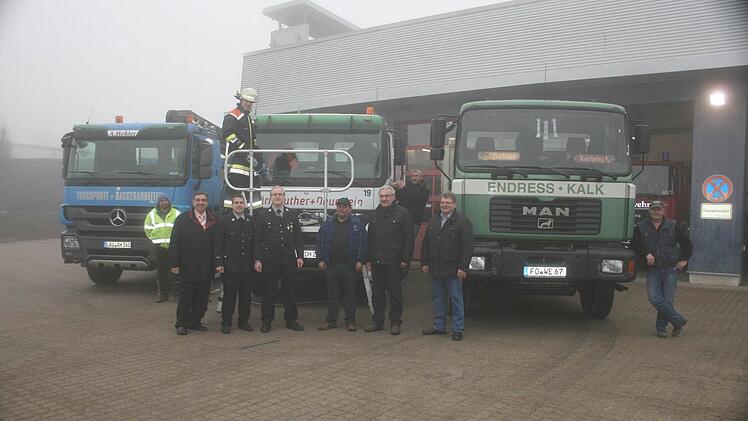 Gleich vor Ort demonstrierte ein Feuerwehrmann den Einsatz der neuen Rettungsplattform an einem Lkw, nachdem Bürgermeister Werner Wolf dem Zweiten Kommandanten Benjamin Schwedler und Kommandant Thomas Müller zusammen mit den Vertretern der drei Sponsor-Firmen (v.l.) das neue Rettungsgerät übergeben hatte. Foto: fra-press