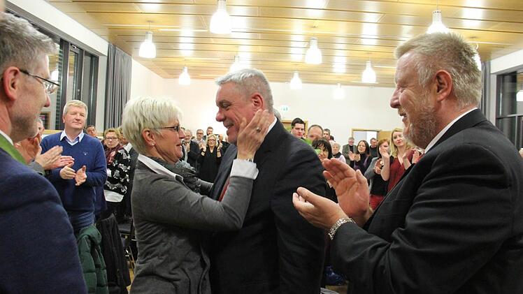 Stadträtin Gabriele Morper-Marr gratuliert.