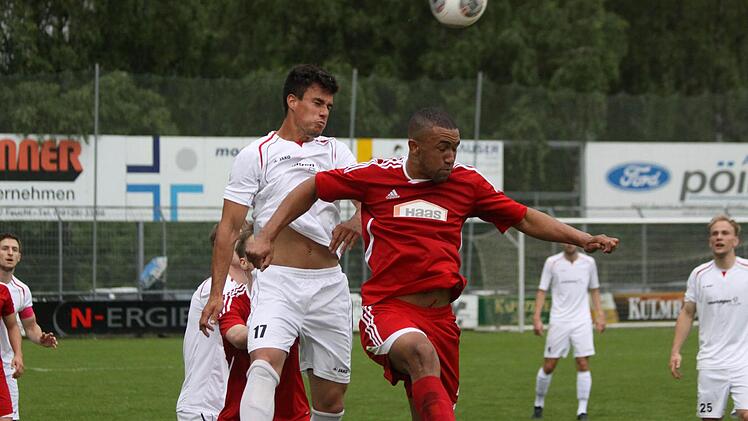 Der Buckenhofener Stürmer Richard Vidal (rechts) zieht im Kopfballduell mit dem Feuchter Christian Schönweiß den Kürzeren.