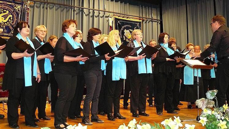 Mit "Heast as net" entführte der gemischte Chor "Akustica" Stadtsteinach das Publikum in die Berge.