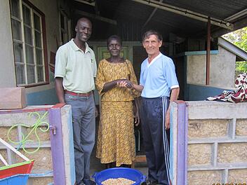 Frater Hans Seubert (r.) engagiert sich seit vielen Jahren in Kenia.  Fotos: Seubert