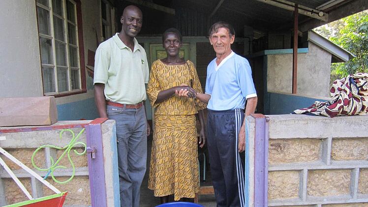 Frater Hans Seubert (r.) engagiert sich seit vielen Jahren in Kenia.  Fotos: Seubert