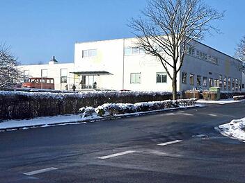 Das frühere Werksgebäude der Rödentaler Firma Living Glas wird zurzeit zur Flüchtlingsunterkunft umgebaut. Ab Februar sollen neu ankommende Asylsuchende dort einquartiert werden. Ein Flüchtlingsbeauftragter des Kreistags hätte aber kein Recht, die Unterkunft zu betreten. Foto: Rainer Lutz