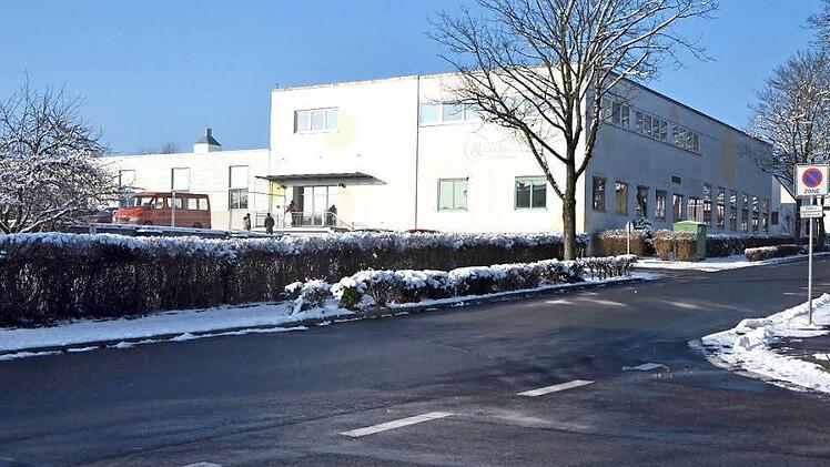 Das frühere Werksgebäude der Rödentaler Firma Living Glas wird zurzeit zur Flüchtlingsunterkunft umgebaut. Ab Februar sollen neu ankommende Asylsuchende dort einquartiert werden. Ein Flüchtlingsbeauftragter des Kreistags hätte aber kein Recht, die Unterkunft zu betreten. Foto: Rainer Lutz