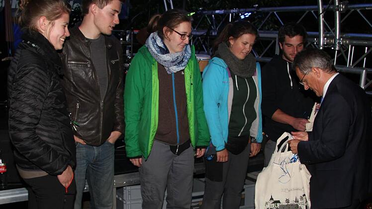 Bürgermeister Philipp Ehrler dankt den Studenten der Hochschule Coburg für die Lichtinstallation.