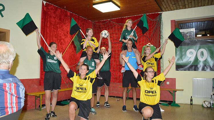 Tanzgruppe des FC mit aktiven Fußballern sorgte für Unterhaltung.  Fotos: Annette Warmuth