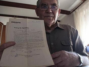 Die Vertragsbediongungen kennt Rudi Löhr auswendig. Foto: Josef Hofbauer