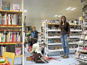Gut besucht: Die städtische Bücherei im Erdgeschoss des Rathauses ist ein beliebter Anlaufpunkt. Deshalb wird es dort manchmal sogar richtig eng, wenn viele Besucher kommen. Mit dem Umbau der Bücherei zur Mediathek soll das Platzangebot deutlich größer werden. Foto: Berthold Köhler