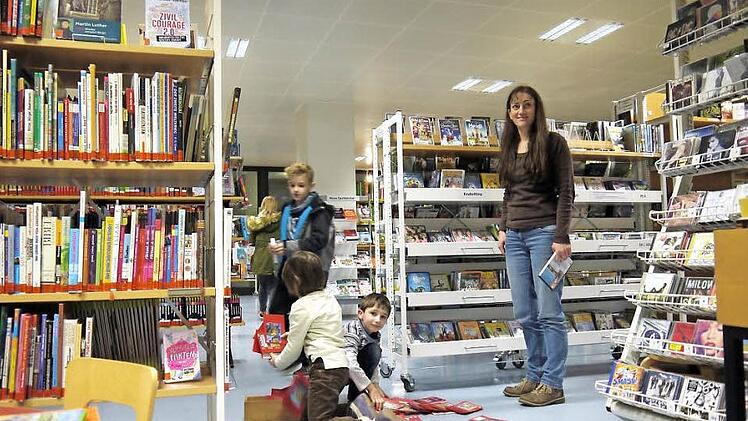 Gut besucht: Die städtische Bücherei im Erdgeschoss des Rathauses ist ein beliebter Anlaufpunkt. Deshalb wird es dort manchmal sogar richtig eng, wenn viele Besucher kommen. Mit dem Umbau der Bücherei zur Mediathek soll das Platzangebot deutlich größer werden. Foto: Berthold Köhler