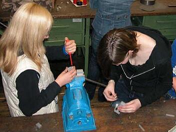 Seit vielen Jahren läuft das Projekt "Girls Day", dieses Bild wurde 2006 bei den Fränkischen Rohrwerken aufgenommen. Laut der Agentur für Arbeit ist der  "Girls Day" ein starkes Angebot, das Mädchen für technische Berufe begeistern soll, führte aber letztlich nicht dazu, dass solche Berufe nun  besonders stark von weiblichen Bewerbern angestrebt werden.FT-Archiv,