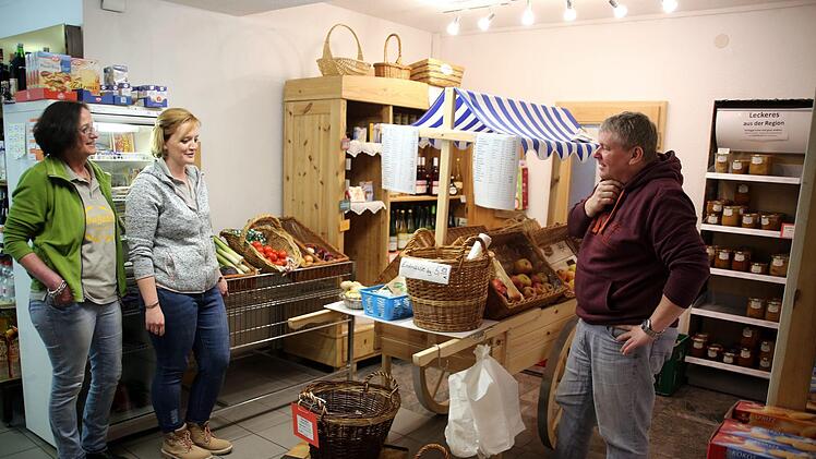 Mit einem gesteigerten Angebot an frischen und regionalen Waren reagiert der Dorfladen Heilgersdorf auf Kundenwünsche. Nur eine Strategie, die Geschäftsführer Volker Hahn, Marktleiterin Vera Metz und Angestellte Andrea Jahn (von rechts) nach zwei schweren Jahren wieder zuversichtlicher in die Zukunft blicken lässt. Pünktlich zum 10. Jubiläum, das der Nahversorger am Samstag feierte. Foto: Bettina Knauth