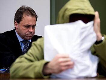 Der Angeklagte äußerte sich am Montag (26. März 2018) nicht zu den Vorwürfen. Foto: Sven Hoppe