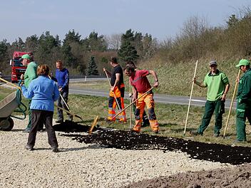 Auf nährstoffarmen Kalkschotter wird eine ein bis zwei Zentimeter  starke Kompostschicht aufgetragen für die Pflanzung. Entstehen sollen bei Breitbrunn eine Blumenwiese und eine Staudenpflanzung. Foto:Geiling