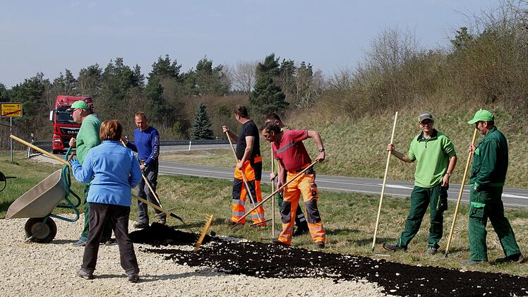Auf nährstoffarmen Kalkschotter wird eine ein bis zwei Zentimeter  starke Kompostschicht aufgetragen für die Pflanzung. Entstehen sollen bei Breitbrunn eine Blumenwiese und eine Staudenpflanzung. Foto:Geiling