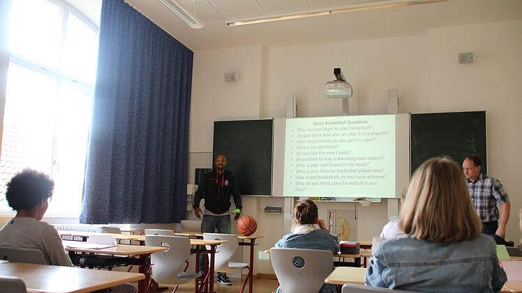 "Ricky" stellt sich den Fragen der Sch&uuml;lerJulian &Uuml;belhack