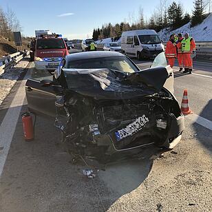 Schwerer Unfall auf A93 bei Hof: Audi fährt auf Opel auf