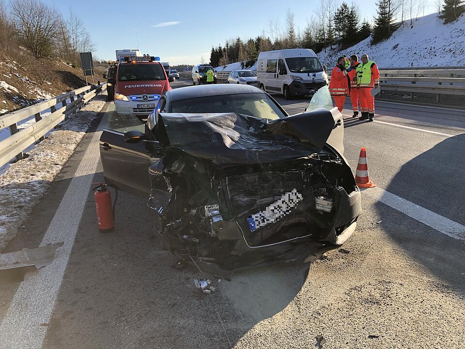 Schwerer Unfall auf A93 bei Hof: Audi fährt auf Opel auf