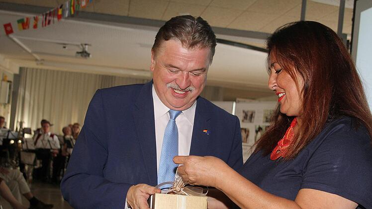 Die Vorsitzende des UNESCO-Clubs Bursa Esra Minez &uuml;berreichte Landrat Klaus Peter S&ouml;llner ein Gastgeschenk.Sonny Adam