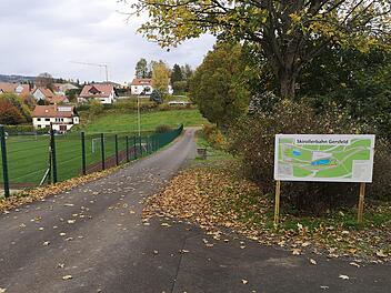 Der Einstieg zur neuen Skirollerbahn in Gersfeld ist direkt hinter dem  Sportplatz. Die asphaltierte Strecke steht auch Spaziergängern zur  Verfügung. Marion Eckert