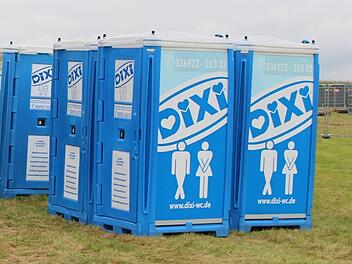 In einer mobilen Toilette am Rande des Faschingsumzugs wurde ein Mann verletzt.  Symbolfoto: Lisa Kieslinger