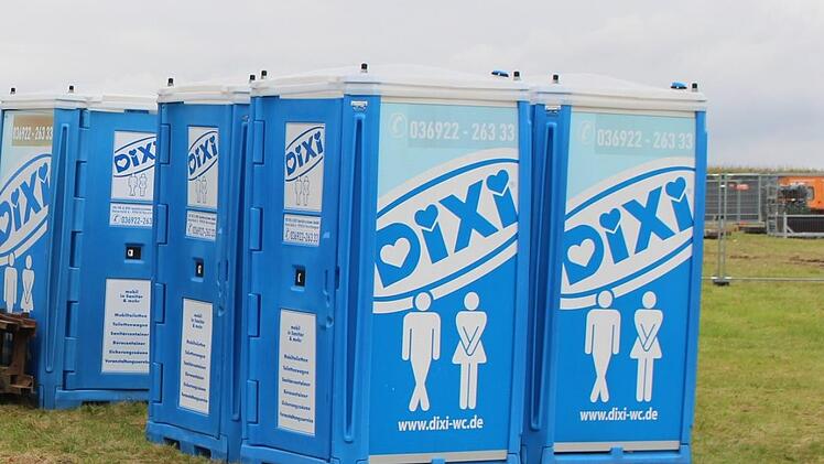 In einer mobilen Toilette am Rande des Faschingsumzugs wurde ein Mann verletzt.  Symbolfoto: Lisa Kieslinger