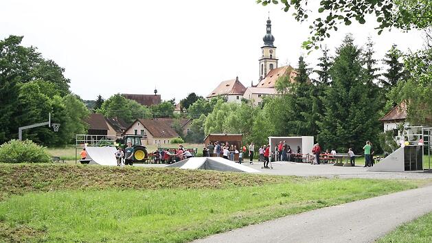 Mit viel Aufwand ist der Stadtsteinacher Skaterplatz hergerichtet worden, bei der Einweihungsfeier war die Freude gro&szlig;.