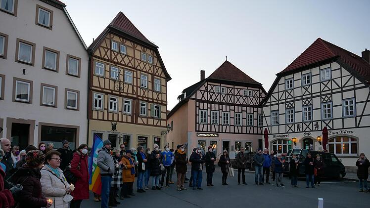 Mahnwache für Frieden auf dem Münnerstädter Marktplatz. Foto: Heike Beudert