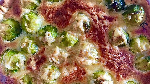 &Uuml;berbackener Rosenkohl schmeckt mit und ohne Fleisch.