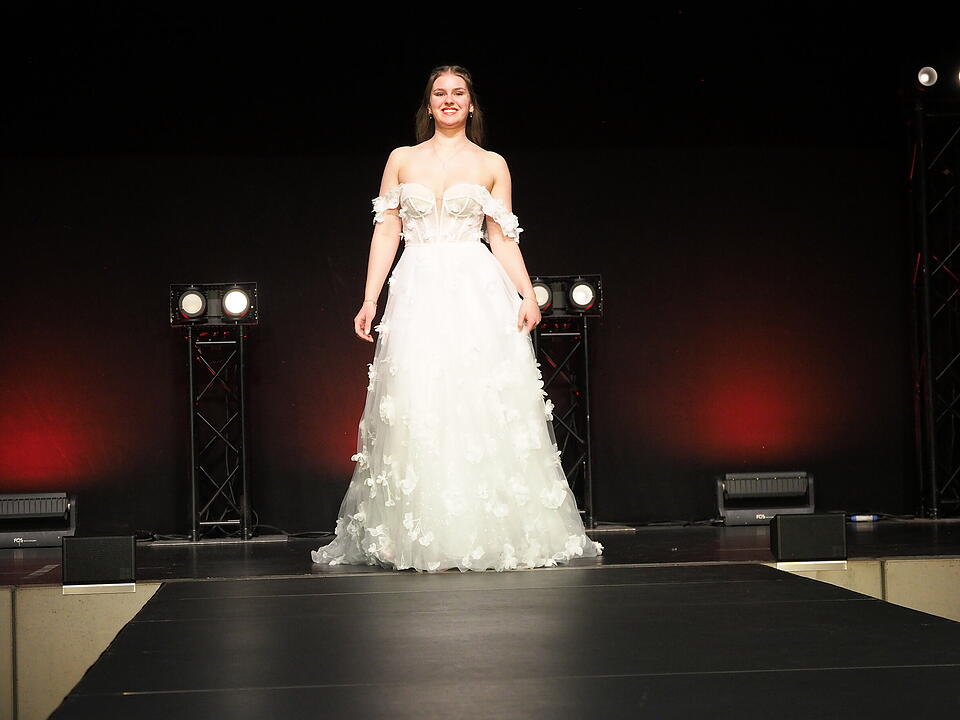 Inkl. Braut- und Festmodenschauen.