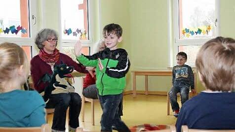 Wenn die Kinder die "Höhle" verlassen haben, dann stellen sie das Gefühl dar und die anderen Kinder müssen es erraten.