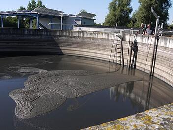 Markus Steger und Ralf Wegel kontrollieren das Klärschlammbecken.  Foto: Pauline Lindner
