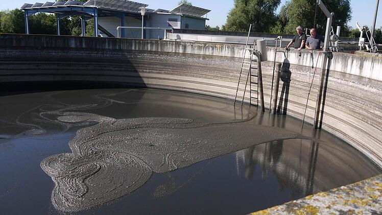 Markus Steger und Ralf Wegel kontrollieren das Klärschlammbecken.  Foto: Pauline Lindner