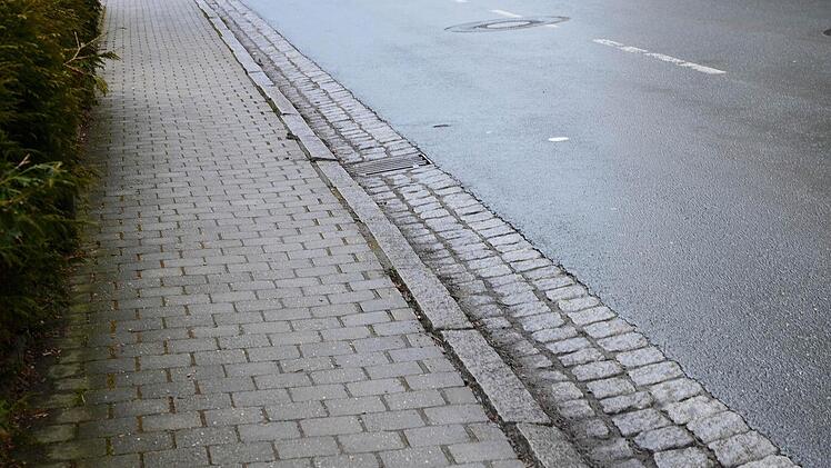 Der Lkw-Verkehr hat an den Bordsteinen des Gehwegs in der Bayreuther Straße seine Spuren hinterlassen. Foto: Dieter Hübner