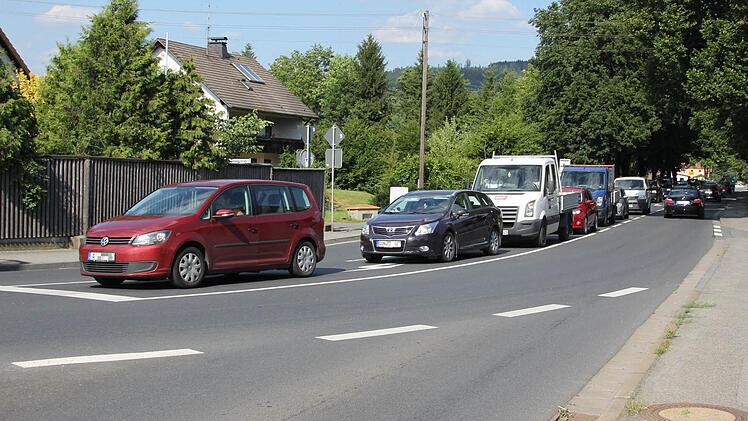 Stau an der Ampel: Die Rechtsabbiegespur Richtung Stockheim ist zwei frei, aber es kann keiner in diese Richtung fahren, weil die Linksabbieger Richtung Sonneberg warten müssen.  Foto: Friedwald Schedel