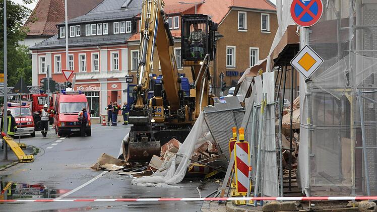Am Montagmittag ist es in der Egerstrasse in Wunsiedel zu einem schweren Zwischenfall gekommen. Bei Abbrucharbeiten stürzte ein Gebäude unkontrolliert ein und begrub unter anderem ein Auto unter sich. Die Feuerwehr befürchtete anfangs, dass sich noch eine Person unter den Trümmern befinden könnte. Diese Annahme bestätigte sich glücklicherweise nicht. Foto: News5 / Fricke
